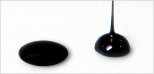 右 : 従来の油性インク。左 : ジェットストリームのインク。粘度を低くすることで軽い書き味を実現。