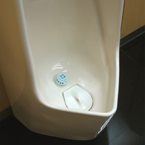 エステー　男子トイレ用消臭尿石防止剤　バイオタブレット　ケース付　３５ｇ／個　１パック（２個）4