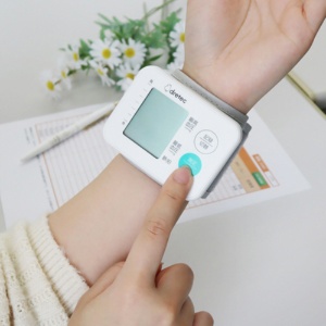ドリテック　手首式血圧計　ホワイト　ＢＭ－１０５ＷＴ　１台2