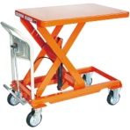 ＴＲＵＳＣＯ　ハンドリフター（足踏み油圧式）　５００ｋｇ　テーブル寸法６００×９００ｍｍ　オレンジ　ＨＬＦＡ－Ｓ５００　１台