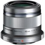 オリンパス　ミラーレス一眼用交換レンズ　Ｍ．ＺＵＩＫＯＤＩＧＩＴＡＬ　４５ｍｍ　（３５ｍｍ判換算９０ｍｍ相当）　Ｆ１．８　シルバー　１本